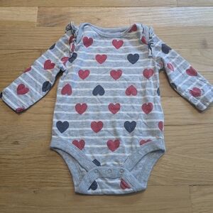 🍼$2 WHEN BUNDLED 🍼GAP Striped Bodysuit with Heart Design